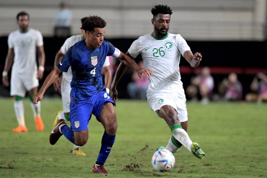 Der US-amerikanische Mittelfeldspieler Tyler Adams (L) kämpft mit dem saudi-arabischen Mittelfeldspieler Riyadh Sharahili während des Freundschaftsspiels zwischen Saudi-Arabien und den Vereinigten Staaten im Stadion Nueva Condomina in Murcia am 27. September 2022. (Foto von Jose Jordan / AFP)