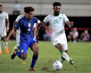 Der US-amerikanische Mittelfeldspieler Tyler Adams (L) kämpft mit dem saudi-arabischen Mittelfeldspieler Riyadh Sharahili während des Freundschaftsspiels zwischen Saudi-Arabien und den Vereinigten Staaten im Stadion Nueva Condomina in Murcia am 27. September 2022. (Foto von Jose Jordan / AFP)