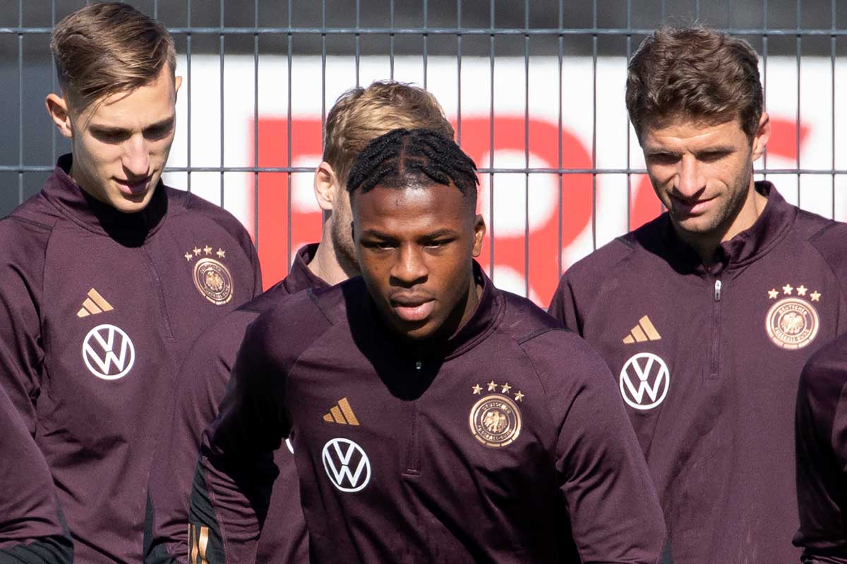 Nico Schlotterbeck (L), Verteidiger Armel Bella-Kotchap (C) und Thomas Müller (R) wärmen sich während einer Trainingseinheit auf dem DFB-Campus am 22. September 2022. (Foto: ANDRE PAIN / AFP)