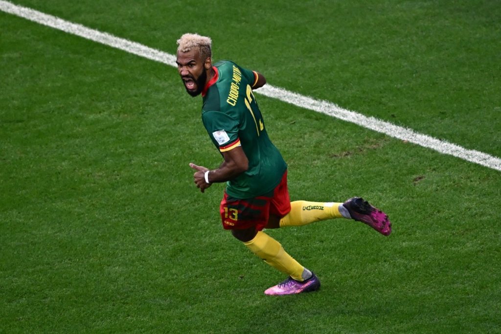 Kameruns Stürmer #13 Eric Maxim Choupo-Moting feiert den dritten Treffer seiner Mannschaft während des Fußballspiels der Gruppe G der Weltmeisterschaft Katar 2022 zwischen Kamerun und Serbien im Al-Janoub-Stadion in Al-Wakrah, südlich von Doha, am 28. November 2022. (Foto von Anne-Christine POUJOULAT / AFP)