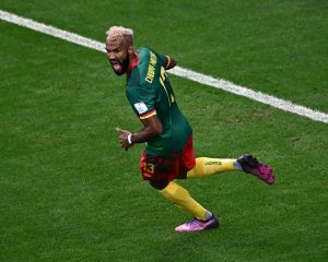 Kameruns Stürmer #13 Eric Maxim Choupo-Moting feiert den dritten Treffer seiner Mannschaft während des Fußballspiels der Gruppe G der Weltmeisterschaft Katar 2022 zwischen Kamerun und Serbien im Al-Janoub-Stadion in Al-Wakrah, südlich von Doha, am 28. November 2022. (Foto von Anne-Christine POUJOULAT / AFP)