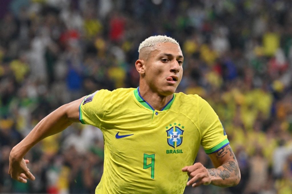 Der brasilianische Stürmer Richarlison (#09) feiert seinen zweiten Treffer beims Fußballspiels bei der Fußballweltmeisterschaft Katar 2022 zwischen Brasilien und Serbien im Lusail-Stadion am 24. November 2022. (Foto: NELSON ALMEIDA / AFP)