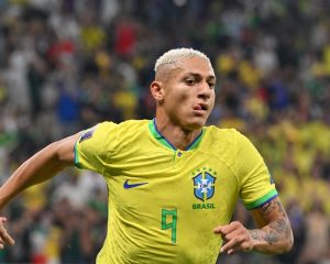 Der brasilianische Stürmer Richarlison (#09) feiert seinen zweiten Treffer beims Fußballspiels bei der Fußballweltmeisterschaft Katar 2022 zwischen Brasilien und Serbien im Lusail-Stadion am 24. November 2022. (Foto: NELSON ALMEIDA / AFP)