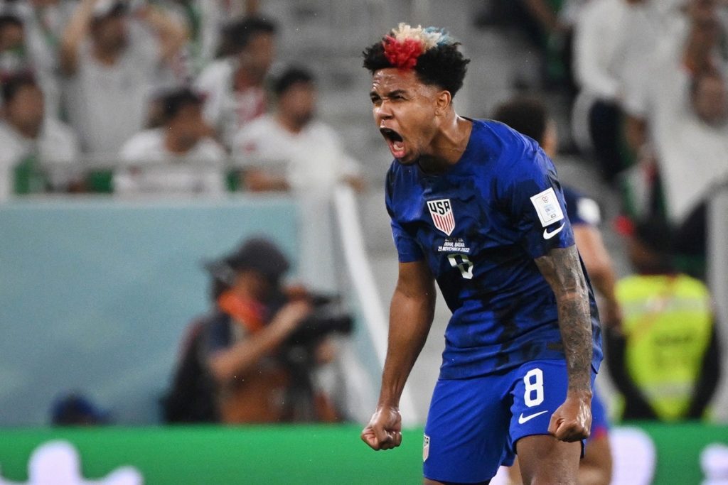 US-Mittelfeldspieler Weston McKennie (Nr. 08) feiert das Weiterkommen der US-Boys in der Gruppe B der Weltmeisterschaft 2022 in Katar am 29. November 2022.(Foto: Patrick T. Fallon / AFP)