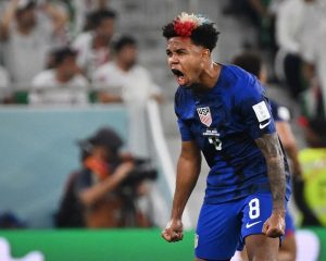 US-Mittelfeldspieler Weston McKennie (Nr. 08) feiert das Weiterkommen der US-Boys in der Gruppe B der Weltmeisterschaft 2022 in Katar am 29. November 2022.(Foto: Patrick T. Fallon / AFP)