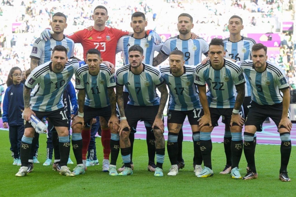 Die argentinische Nationalmannschaft verliert am 1.Gruppenspiel gegen Saudien Arabien am 22.November 2022. (Photo by JUAN MABROMATA / AFP)
