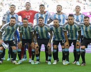 Die argentinische Nationalmannschaft verliert am 1.Gruppenspiel gegen Saudien Arabien am 22.November 2022. (Photo by JUAN MABROMATA / AFP)