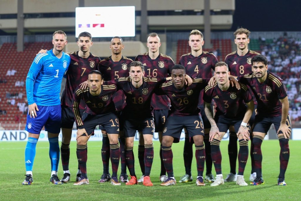 Das war die deutsche Startaufstellung gegen den Oman: Die deutschen Nationalspieler im neuen DFB Away Trikot 2022 vor dem Freundschaftsspiel zwischen Oman und Deutschland am 16. November 2022 .(Foto von Haitham AL-SHUKAIRI / AFP)