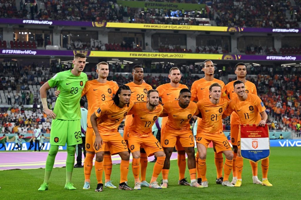 Die niederländische Fußballnationalmannschaft vor dem Spiel der Gruppe A der Fußballweltmeisterschaft Katar 2022 zwischen Senegal und den Niederlanden im Al-Thumama-Stadion in Doha am 21. November 2022. (Foto: Alberto PIZZOLI / AFP)