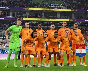 Die niederländische Fußballnationalmannschaft vor dem Spiel der Gruppe A der Fußballweltmeisterschaft Katar 2022 zwischen Senegal und den Niederlanden im Al-Thumama-Stadion in Doha am 21. November 2022. (Foto: Alberto PIZZOLI / AFP)