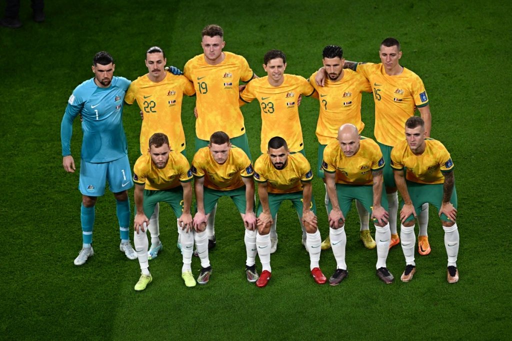 Die Fußballnationalmannschaft von Australien vor dem Fußballspiel der Gruppe D der Fußballweltmeisterschaft Katar 2022 zwischen Frankreich und Australien am 22. November 2022. (Foto von Anne-Christine POUJOULAT / AFP)