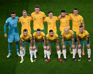 Die Fußballnationalmannschaft von Australien vor dem Fußballspiel der Gruppe D der Fußballweltmeisterschaft Katar 2022 zwischen Frankreich und Australien am 22. November 2022. (Foto von Anne-Christine POUJOULAT / AFP)