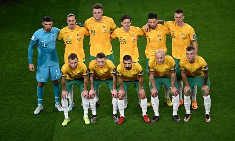Die Fußballnationalmannschaft von Australien vor dem Fußballspiel der Gruppe D der Fußballweltmeisterschaft Katar 2022 zwischen Frankreich und Australien am 22. November 2022. (Foto von Anne-Christine POUJOULAT / AFP)