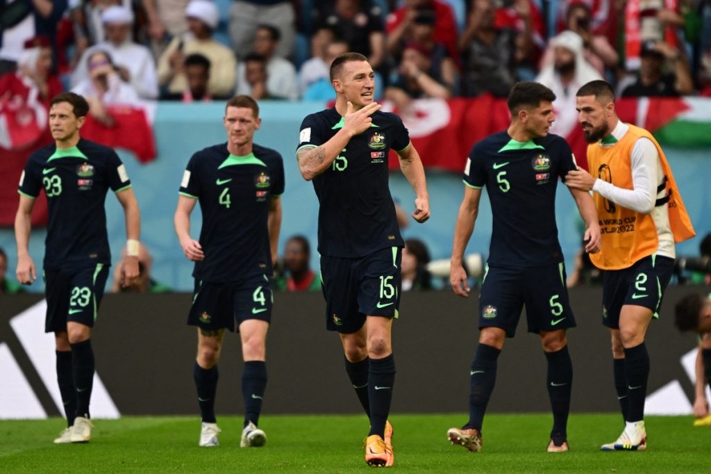 Australien gewinnt am 2.Spieltag gegen Tunesien mit 1:0 - Australiens Stürmer #15 Mitchell Duke feiert den ersten Treffer seiner Mannschaft während des Fußballspiels der Gruppe D der Weltmeisterschaft Katar 2022 zwischen Tunesien und Australien im Al-Janoub-Stadion in Al-Wakrah, südlich von Doha, am 26. November 2022. (Foto: Miguel MEDINA / AFP)