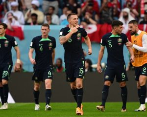 Australien gewinnt am 2.Spieltag gegen Tunesien mit 1:0 - Australiens Stürmer #15 Mitchell Duke feiert den ersten Treffer seiner Mannschaft während des Fußballspiels der Gruppe D der Weltmeisterschaft Katar 2022 zwischen Tunesien und Australien im Al-Janoub-Stadion in Al-Wakrah, südlich von Doha, am 26. November 2022. (Foto: Miguel MEDINA / AFP)