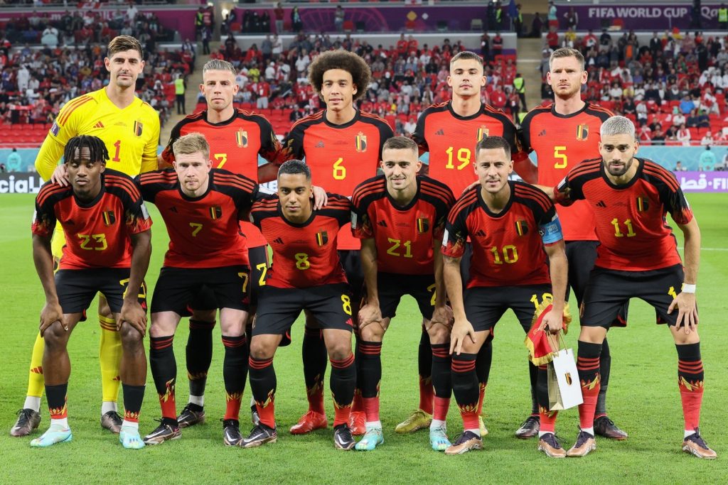 (Hinten L) Belgiens Torwart #01 Thibaut Courtois, Belgiens Mittelfeldspieler #07 Kevin De Bruyne, Belgiens Mittelfeldspieler #06 Axel Witsel, Belgiens Mittelfeldspieler #19 Leander Dendoncker, Belgiens Verteidiger #05 Jan Vertonghen, Belgiens Stürmer #23 Michy Batshuayi, Belgiens Mittelfeldspieler #07 Kevin De Bruyne, Belgiens Mittelfeldspieler #08 Youri Tielemans, Timothy Castagne (Verteidiger, Nr. 21), Eden Hazard (Stürmer, Nr. 10) und Yannick Carrasco (Mittelfeld, Nr. 11) posieren für ein Gruppenfoto vor dem Spiel der Gruppe F der Fußball-Weltmeisterschaft Katar 2022 zwischen Belgien und Kanada im Ahmad Bin Ali-Stadion in Al-Rayyan, westlich von Doha, am 23. November 2022. (Foto: JACK GUEZ / AFP)