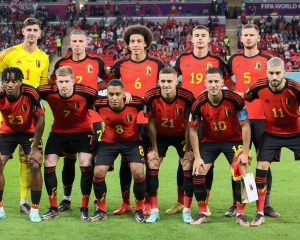 (Hinten L) Belgiens Torwart #01 Thibaut Courtois, Belgiens Mittelfeldspieler #07 Kevin De Bruyne, Belgiens Mittelfeldspieler #06 Axel Witsel, Belgiens Mittelfeldspieler #19 Leander Dendoncker, Belgiens Verteidiger #05 Jan Vertonghen, Belgiens Stürmer #23 Michy Batshuayi, Belgiens Mittelfeldspieler #07 Kevin De Bruyne, Belgiens Mittelfeldspieler #08 Youri Tielemans, Timothy Castagne (Verteidiger, Nr. 21), Eden Hazard (Stürmer, Nr. 10) und Yannick Carrasco (Mittelfeld, Nr. 11) posieren für ein Gruppenfoto vor dem Spiel der Gruppe F der Fußball-Weltmeisterschaft Katar 2022 zwischen Belgien und Kanada im Ahmad Bin Ali-Stadion in Al-Rayyan, westlich von Doha, am 23. November 2022. (Foto: JACK GUEZ / AFP)