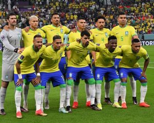 Brasilianische Nationalmannschaft vor dem Fußballspiel der Gruppe G der Fußballweltmeisterschaft Katar 2022 zwischen Brasilien und Serbien im Lusail-Stadion in Lusail, nördlich von Doha, am 24. November 2022. (Foto von NELSON ALMEIDA / AFP)