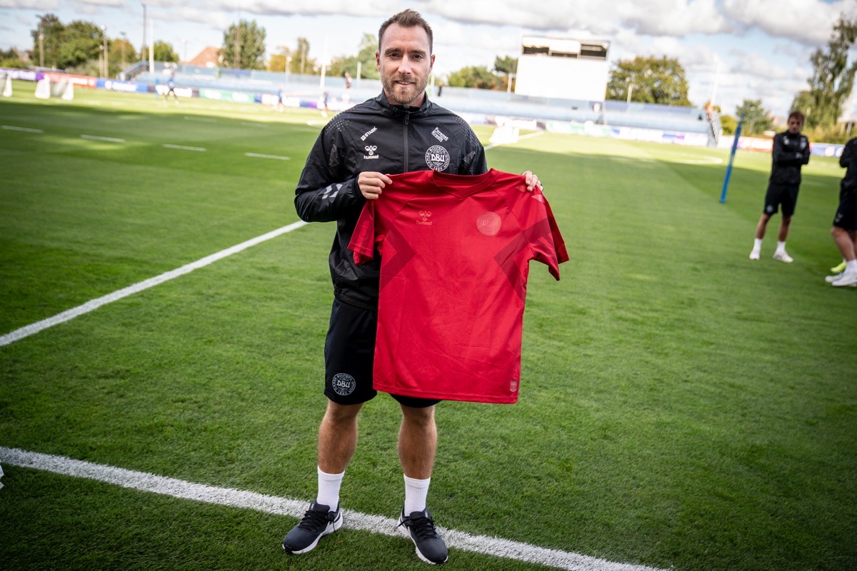 Dieses Bild, aufgenommen am 19. September 2022 in Helsingborg, Dänemark, zeigt Christian Eriksen, Spieler der dänischen Fußballnationalmannschaft, in einem schwarzen Trikot und bei der Präsentation des neuen roten Heimtrikots der Mannschaft vor der bevorstehenden FIFA Fußball-Weltmeisterschaft 2022. - Dänemark wird bei der diesjährigen Fußballweltmeisterschaft ein "abgeschwächtes" Trikot tragen, um gegen die Menschenrechtslage in Katar zu protestieren, teilte der Sportartikelhersteller Hummel am 28. September 2022 mit und löste damit eine wütende Reaktion des Golfstaates aus. Hummel erklärte, die neuen Trikots seien "ein Protest gegen Katar und seine Menschenrechtslage". "Wir wollen während eines Turniers, das Tausende von Menschen das Leben gekostet hat, nicht sichtbar sein", erklärte das Unternehmen in einem Instagram-Post, der sich auf Berichte über Todesopfer unter Arbeitsmigranten bezog, die an Katars Mega-Infrastrukturprojekten arbeiten. (Foto von Mads Claus Rasmussen / Ritzau Scanpix / AFP)