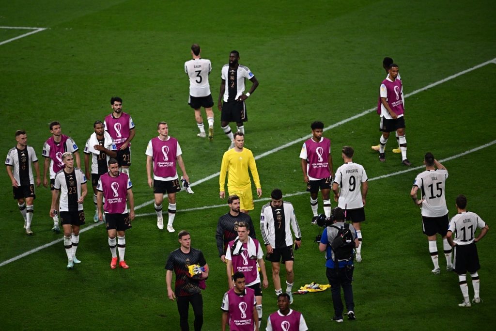 Die enttäuschten Deutschen Nationalspieler nach der 1:2 Auftaktpleite gegen Japan am 23.11.2022 in der WM Gruppe E in Katar (Photo by Anne-Christine POUJOULAT / AFP)