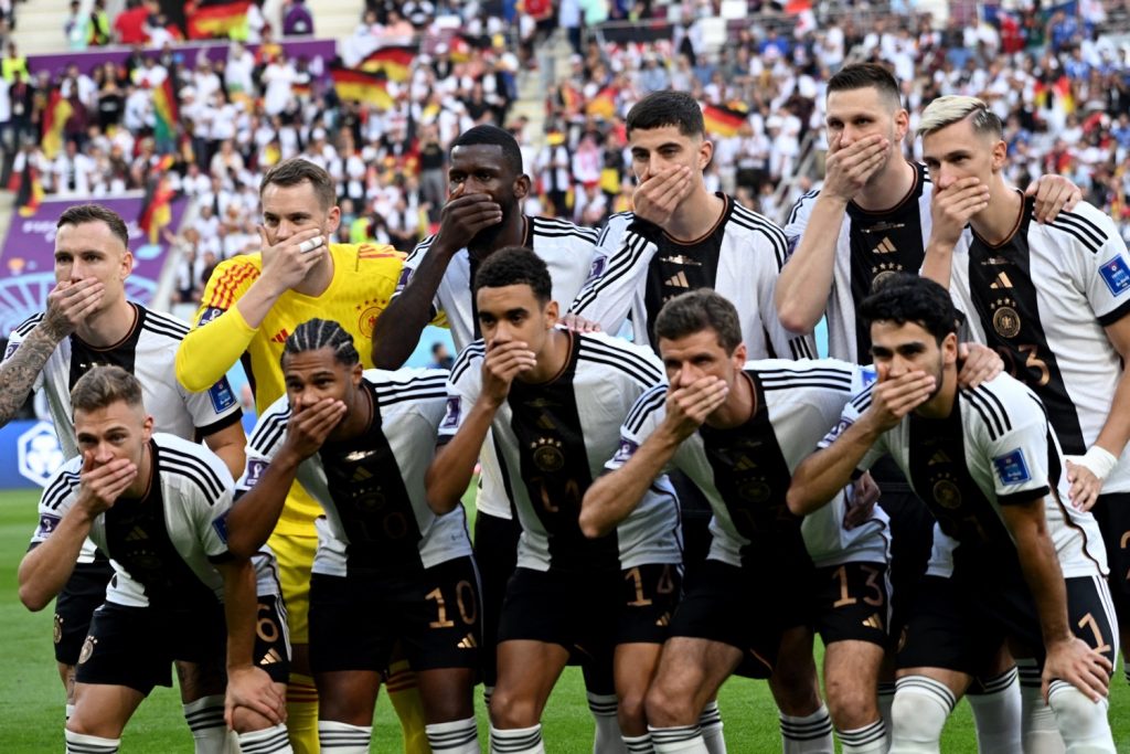 Deutschlands Nationalelf vor dem WM Spiel gegen Japan - sie halten sich den Mund zu! (Photo by Ina Fassbender / AFP)