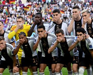 Deutschlands Nationalelf vor dem WM Spiel gegen Japan - sie halten sich den Mund zu! (Photo by Ina Fassbender / AFP)