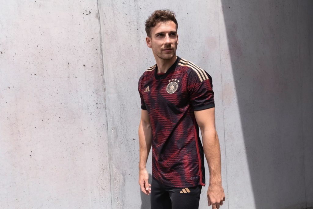 Leon Goretzka im neuen Away Trikot 2022 von Deutschland