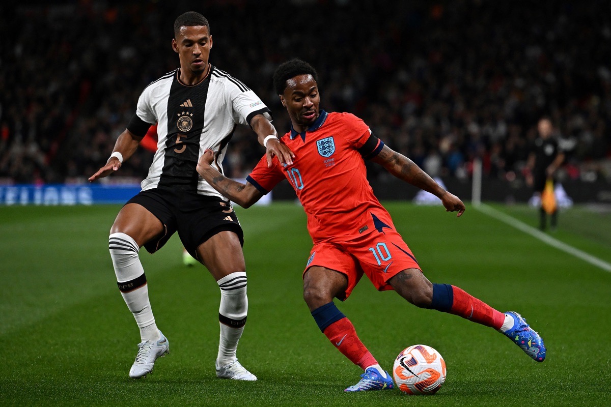 Thilo Kehrer im neuen Deutschlandtrikot 2022 gegen Englands Raheem Sterling am 26.September 2022. (Photo by Ben Stansall / AFP