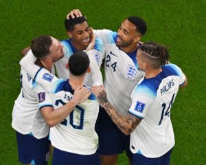 Englands Stürmer Nr. 11 Marcus Rashford (C) feiert mit seinen Mannschaftskameraden Einzug ins WM Achtelfinale in der Weltmeisterschaft Katar 2022 am 29. November 2022. (Foto von Antonin THUILLIER / AFP)