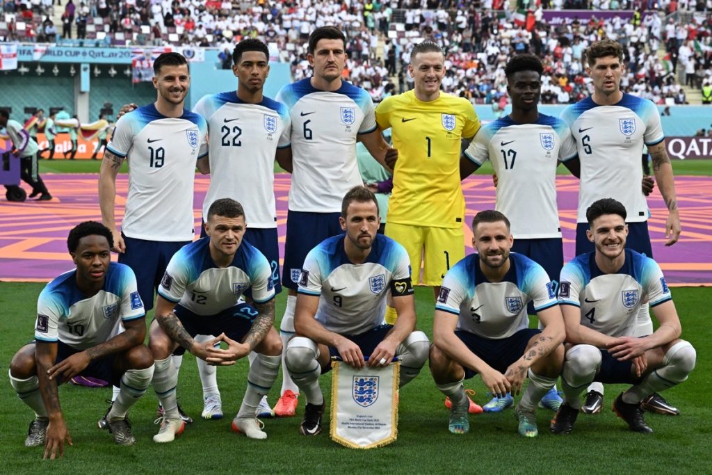 Englands Nationalmannschaft am 21.11. gegen den Iran: 1 Pickford - 12 Trippier, 5 Stones, 6 Maguire, 3 Shaw - 22 Bellingham, 4 Rice - 17 Saka, 19 Mount, 10 Sterling - 9 Kane. (Photo by Paul ELLIS / AFP)