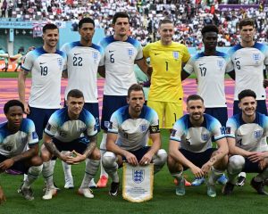 Englands Nationalmannschaft am 21.11. gegen den Iran: 1 Pickford - 12 Trippier, 5 Stones, 6 Maguire, 3 Shaw - 22 Bellingham, 4 Rice - 17 Saka, 19 Mount, 10 Sterling - 9 Kane. (Photo by Paul ELLIS / AFP)