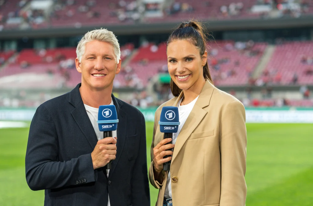 Esther Sedlaczek und ARD-Experte Bastian Schweinsteiger präsentieren live aus Katar das „Spiel des Tages“. (Copyright ARD/SWR)