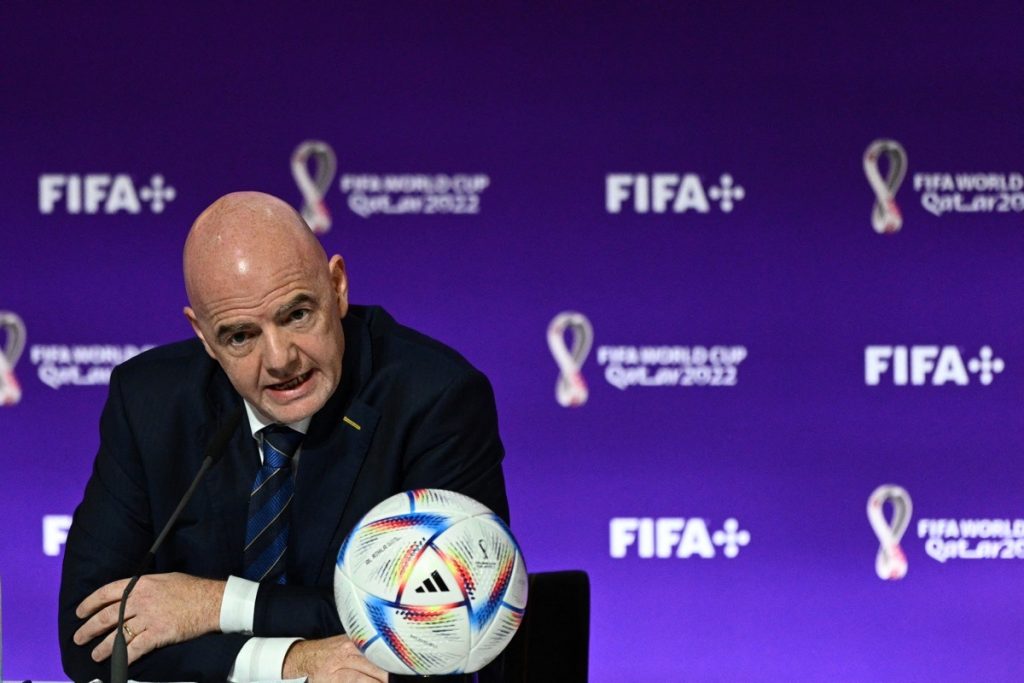 FIFA-Präsident Gianni Infantino spricht während einer Pressekonferenz im Qatar National Convention Center (QNCC) in Doha am 19. November 2022, im Vorfeld der Fußballweltmeisterschaft 2022 in Katar. - Auf seiner Pressekonferenz zur Eröffnung der Fußballweltmeisterschaft am 19. November wies Infantino westliche Kritiker der Menschenrechtslage in Katar zurück und prangerte deren "Heuchelei" an. (Foto: GABRIEL BOUYS / AFP)Übersetzt mit www.DeepL.com/Translator (kostenlose Version)