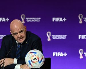 FIFA-Präsident Gianni Infantino spricht während einer Pressekonferenz im Qatar National Convention Center (QNCC) in Doha am 19. November 2022, im Vorfeld der Fußballweltmeisterschaft 2022 in Katar. - Auf seiner Pressekonferenz zur Eröffnung der Fußballweltmeisterschaft am 19. November wies Infantino westliche Kritiker der Menschenrechtslage in Katar zurück und prangerte deren "Heuchelei" an. (Foto: GABRIEL BOUYS / AFP) Übersetzt mit www.DeepL.com/Translator (kostenlose Version)