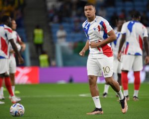 Frankreichs Stürmer Nr. 10, Kylian Mbappe, wärmt sich vor dem Spiel der Gruppe D der Fußballweltmeisterschaft Katar 2022 zwischen Frankreich und Australien im Al-Janoub-Stadion in Al-Wakrah, südlich von Doha, am 22. November 2022 auf. (Foto: FRANCK FIFE / AFP)