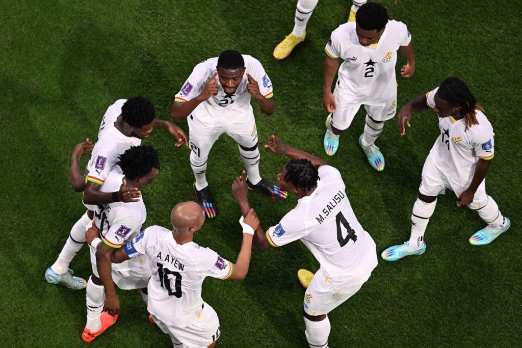 Ghanas Stürmer Jordan Ayew (L) kämpft mit dem Schweizer Stürmer Breel Embolo (2.v.r.) während eines Freundschaftsspiels zwischen Ghana und der Schweiz am 17. November 2022 in Abu Dhabi um den Ball. (Foto: Ryan LIM / AFP)Ghana im neuen roten Awaytrikot von Puma gegen Brasilien am 23. September 2022. (Foto: Lou BENOIST / AFP)