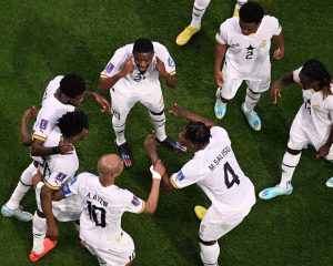 Ghanas Stürmer Jordan Ayew (L) kämpft mit dem Schweizer Stürmer Breel Embolo (2.v.r.) während eines Freundschaftsspiels zwischen Ghana und der Schweiz am 17. November 2022 in Abu Dhabi um den Ball. (Foto: Ryan LIM / AFP) Ghana im neuen roten Awaytrikot von Puma gegen Brasilien am 23. September 2022. (Foto: Lou BENOIST / AFP)