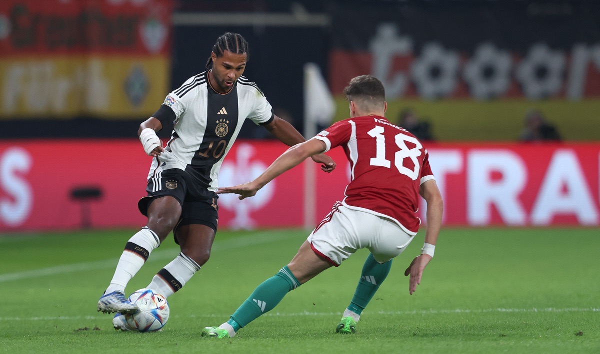 Serge Gnabry im neuen DFB Trikot 2022 mit der Trikotnummer 10 beim Länderspiele gegen Ungarn am 23. September 2022. (Photo by Ronny Hartmann / AFP)