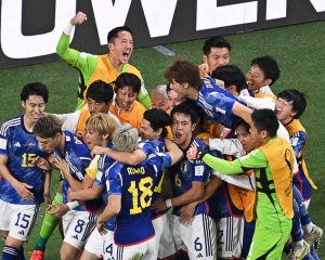 Japans Spieler feiern ihren Sieg des Fußballspiels der Gruppe E der Fußballweltmeisterschaft Katar 2022 zwischen Deutschland und Japan im Khalifa International Stadium in Doha am 23. November 2022. (Foto: Antonin THUILLIER / AFP)