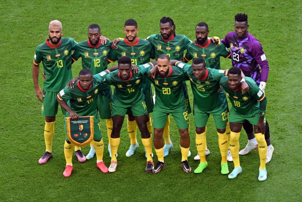 Die kamerunische Mannschaftvor dem Fußballspiel der Gruppe G der Fußballweltmeisterschaft Katar 2022 zwischen der Schweiz und Kamerun im Al-Janoub-Stadion in Al-Wakrah, südlich von Doha, am 24. November 2022. (Foto von Glyn KIRK / AFP)