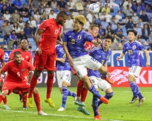 Kanadas Stürmer Cyle Larin und Japans Stürmer Ritsu Doan kämpfen um einen Kopfball während eines Freundschaftsspiels zwischen Kanada und Japan im Al-Maktoum-Stadion in Dubai am 17. November 2022. (Foto: KARIM SAHIB / AFP)