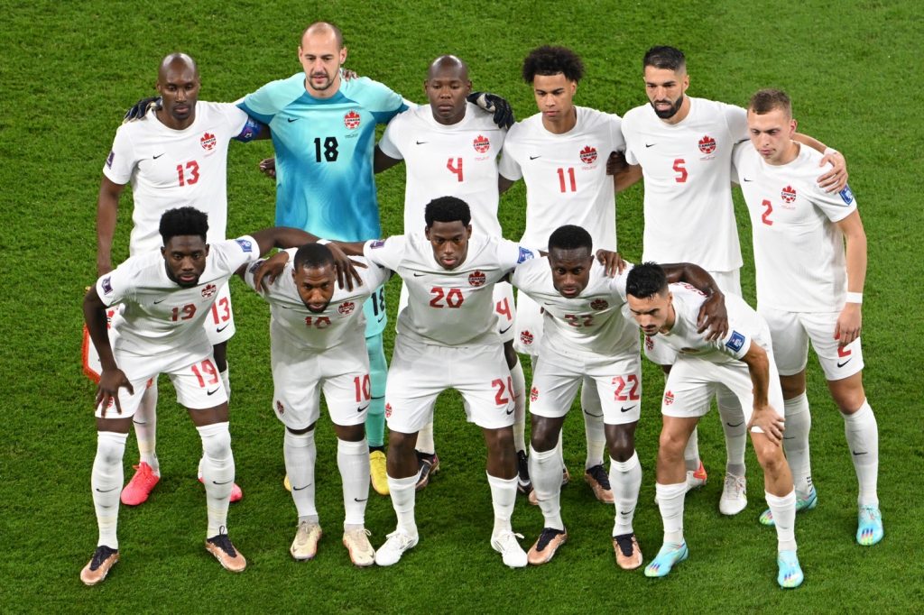 Kanadische Nationalmannschaft vor dem Fußballspiel der Gruppe F der Fußballweltmeisterschaft Katar 2022 zwischen Belgien und Kanada im Ahmad Bin Ali-Stadion in Al-Rayyan, westlich von Doha, am 23. November 2022. (Foto von Patrick T. FALLON / AFP)