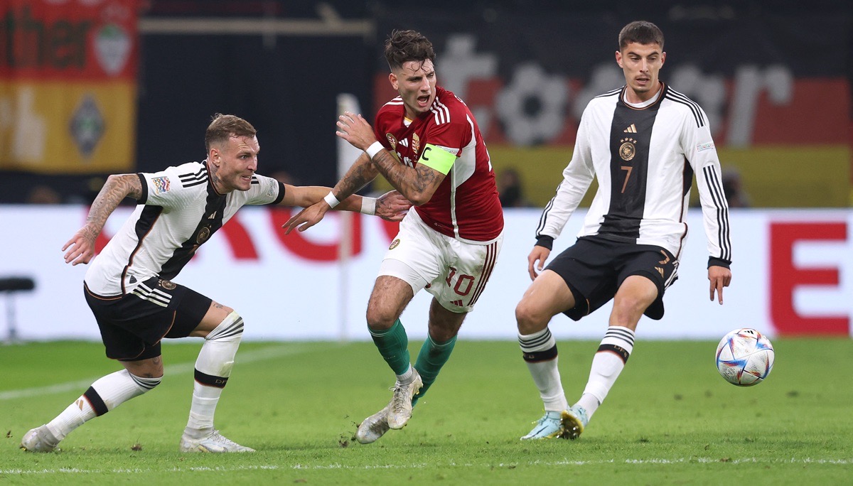 David Raum (L) und Kai Havertz im neuen Heimtrikot vom DFB gegen Ungarn am 23. September 2022. (Photo by Ronny Hartmann / AFP)