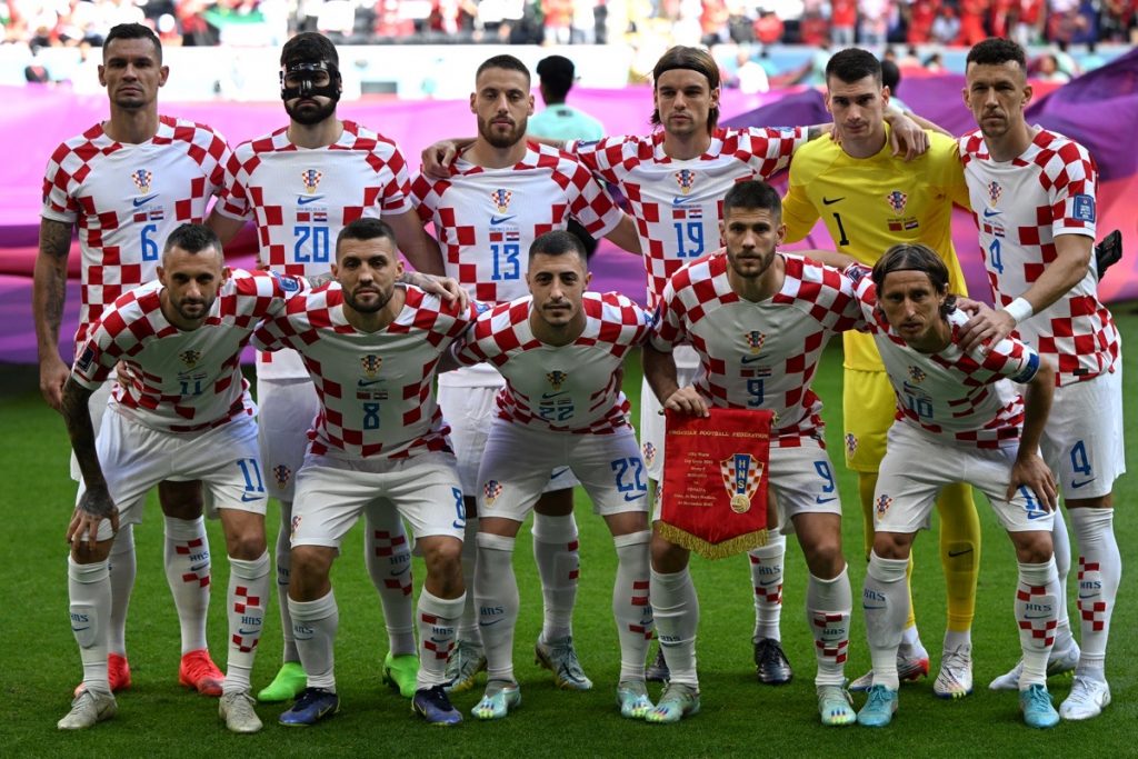 Die kroatische Fußballnationalmannschaft vor dem Fußballspiel der Gruppe F der Fußballweltmeisterschaft Katar 2022 zwischen Marokko und Kroatien am 23. November 2022. (Foto: OZAN KOSE / AFP)