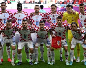 Die kroatische Fußballnationalmannschaft vor dem Fußballspiel der Gruppe F der Fußballweltmeisterschaft Katar 2022 zwischen Marokko und Kroatien am 23. November 2022. (Foto: OZAN KOSE / AFP)