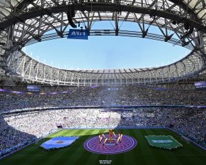 Eine Nachbildung des FIFA-Weltmeisterschaftspokals steht auf dem Spielfeld vor dem Fußballspiel der Gruppe C der Fußballweltmeisterschaft Katar 2022 zwischen Argentinien und Saudi-Arabien im Lusail-Stadion in Lusail, nördlich von Doha, am 22. November 2022. (Foto: Glyn KIRK / AFP)