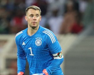 Deutschlands DFB Kapitän Manuel Neuer gegen dem Oman mit der One Love Binde (Photo by Haitham AL-SHUKAIRI / AFP)