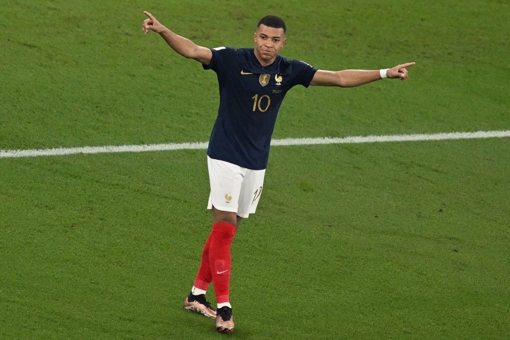 Frankreichs Stürmer #10 Kylian Mbappe feiert den zweiten Treffer seiner Mannschaft während des Fußballspiels der Gruppe D der Fußballweltmeisterschaft Katar 2022 zwischen Frankreich und Dänemark im Stadion 974 in Doha am 26. November 2022. (Foto: Anne-Christine POUJOULAT / AFP)