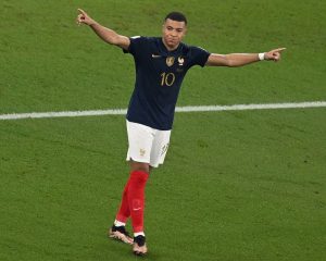 Frankreichs Stürmer #10 Kylian Mbappe feiert den zweiten Treffer seiner Mannschaft während des Fußballspiels der Gruppe D der Fußballweltmeisterschaft Katar 2022 zwischen Frankreich und Dänemark im Stadion 974 in Doha am 26. November 2022. (Foto: Anne-Christine POUJOULAT / AFP)