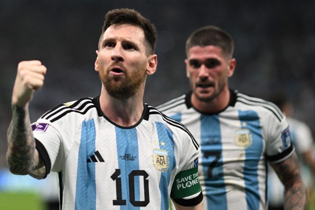 Der argentinische Stürmer Lionel Messi (Nr. 10) feiert mit seinen Mannschaftskameraden den Führungstreffer während des Fußballspiels der Gruppe C der Fußballweltmeisterschaft Katar 2022 zwischen Argentinien und Mexiko im Lusail-Stadion in Lusail, nördlich von Doha, am 26. November 2022. (Foto von Kirill KUDRYAVTSEV / AFP)